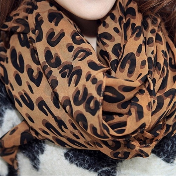 A Must Have This Year! Leopard Scarf - Picture 5 of 8
